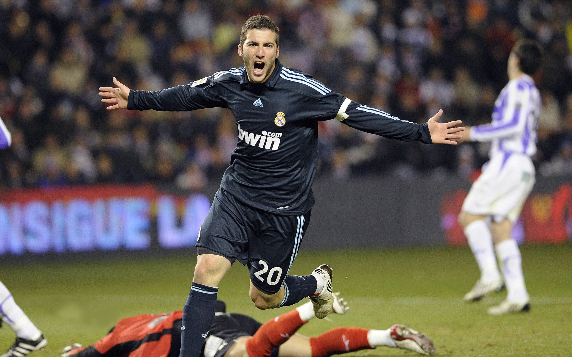 科里·简：全黑队新一代边锋，凭借速度和技术让防线束手无策，科里乐队